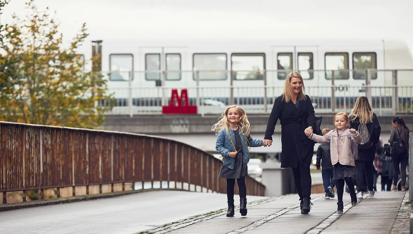Foto af en familie, der har taget Metroen