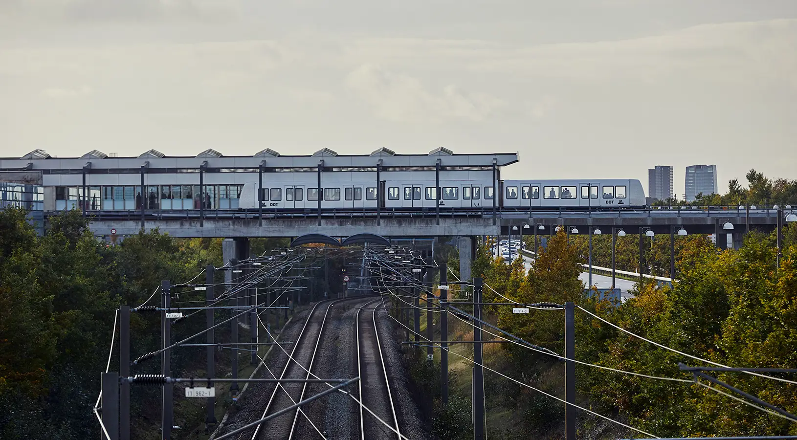 Metrotog holder ved Københavns Lufthavn station