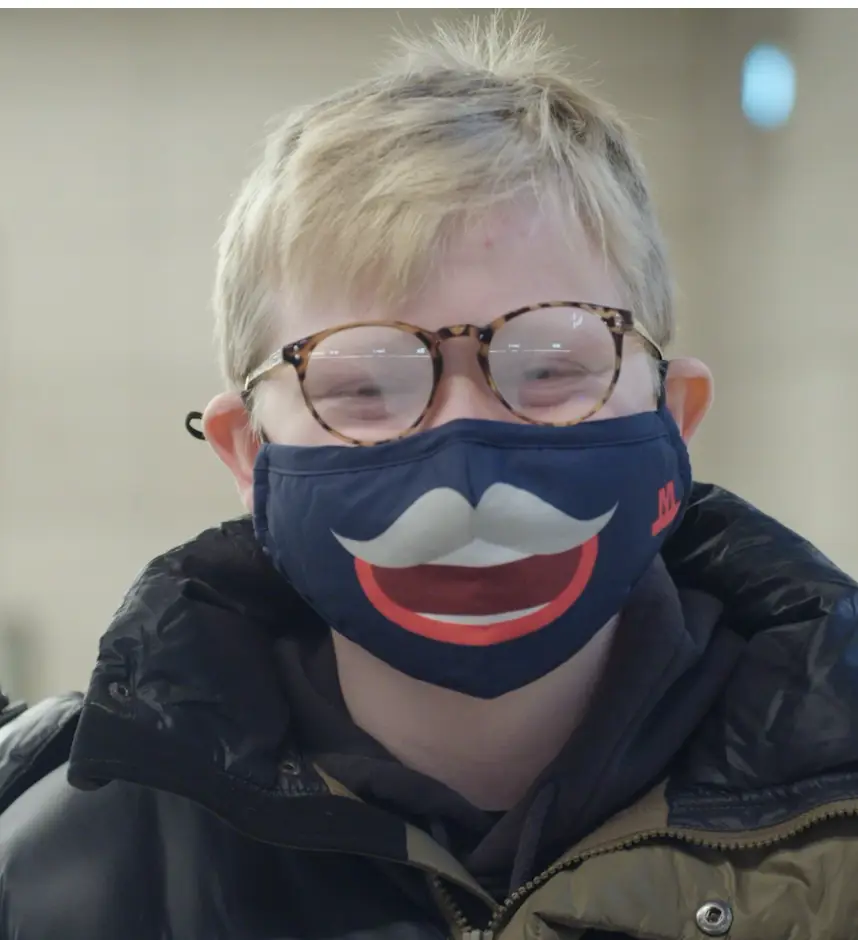 Mundbindskampagne med smil på læben